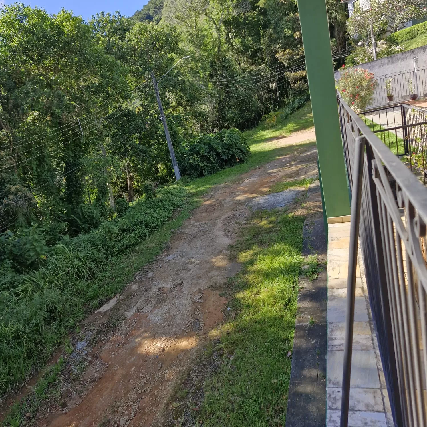 Moradores do Golfe pedem atenção para rua sem acesso para serviços básicos